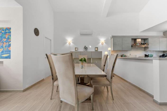 Image No.22-4 Bed Townhouse for sale