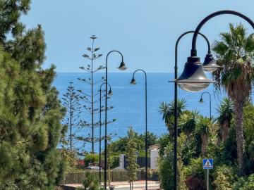 12-53013098fcab6c38b1379cd33298e050