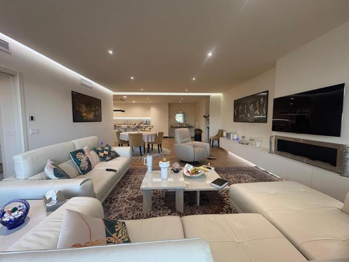 Image No.4-4 Bed Apartment for sale