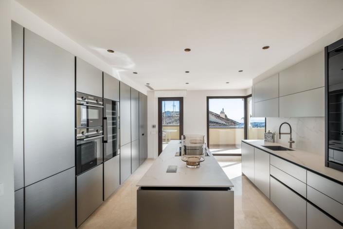 Image No.20-4 Bed Apartment for sale