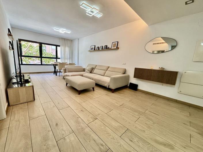 Image No.2-4 Bed Apartment for sale