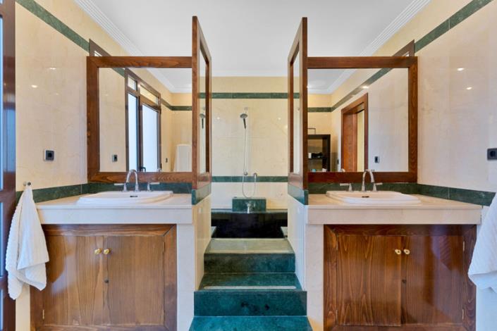 Image No.15-4 Bed Villa / Detached for sale