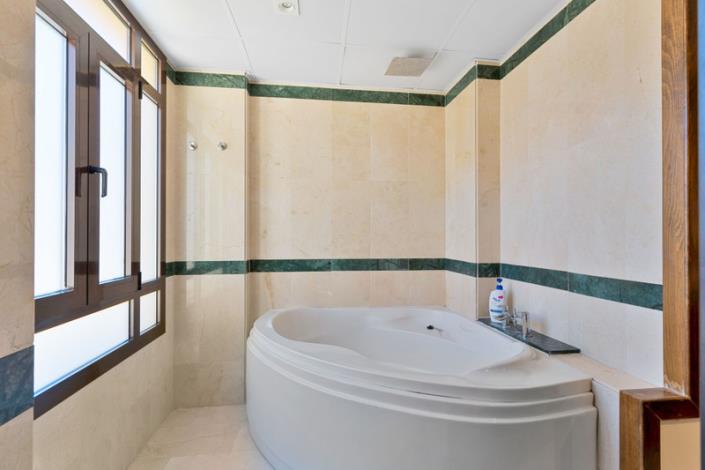 Image No.29-4 Bed Villa / Detached for sale