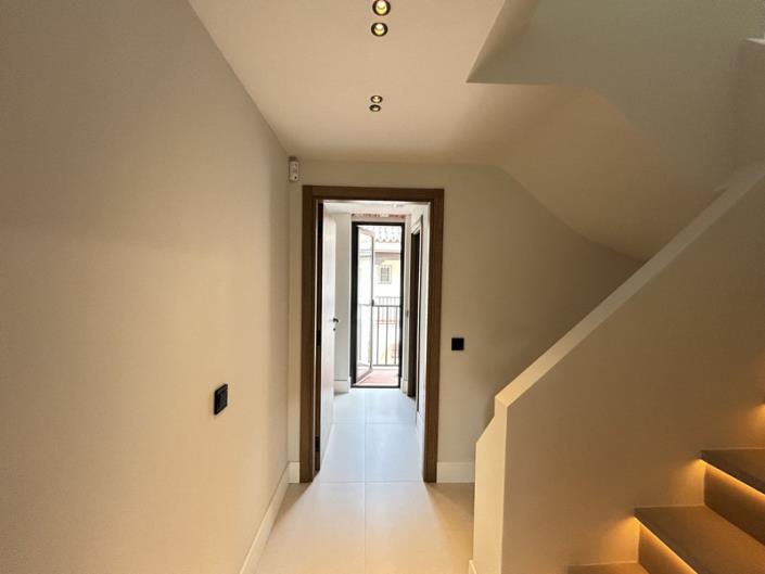 Image No.10-4 Bed Townhouse for sale