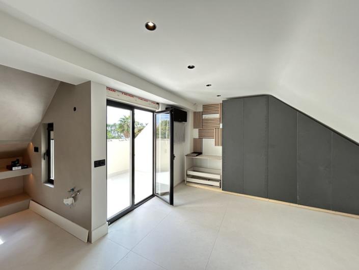 Image No.18-4 Bed Townhouse for sale