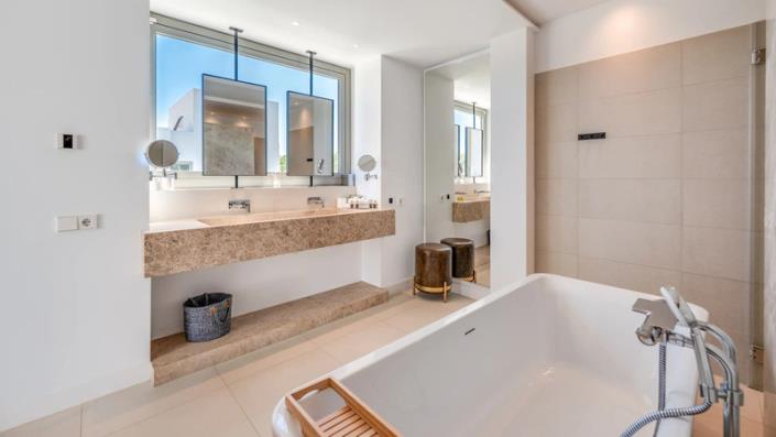 Image No.35-5 Bed Villa / Detached for sale