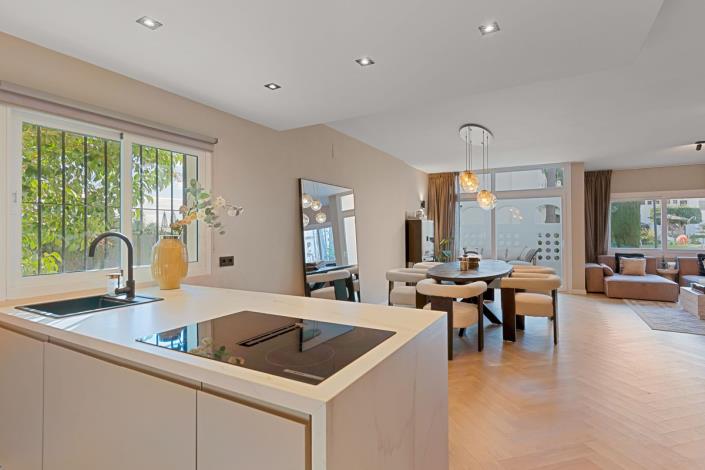 Image No.4-4 Bed Townhouse for sale