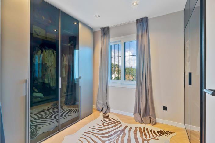 Image No.22-4 Bed Townhouse for sale