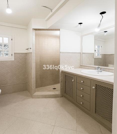 Image No.29-5 Bed Villa / Detached for sale