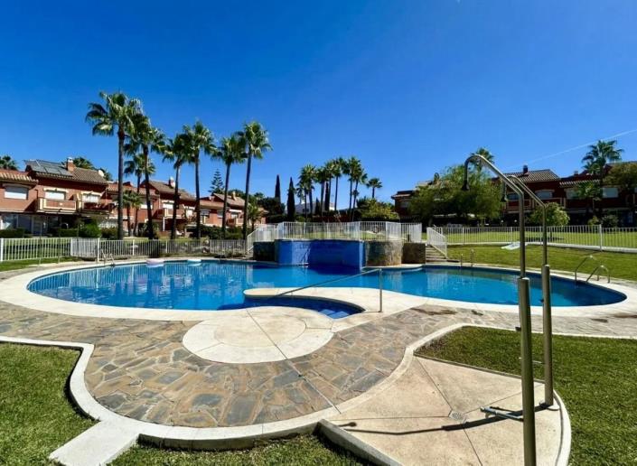 Image No.3-Jumelé de 4 chambres à vendre à Estepona