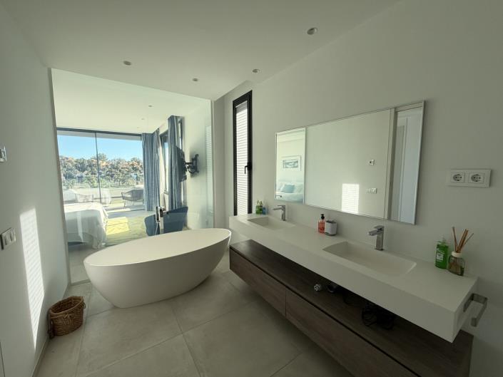 Image No.25-4 Bed Villa / Detached for sale