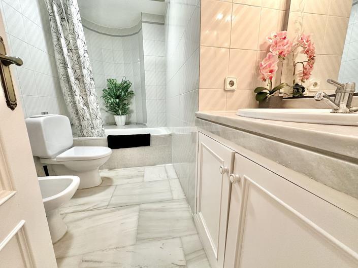 Image No.20-4 Bed Townhouse for sale