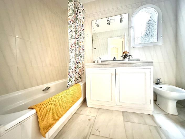 Image No.21-4 Bed Townhouse for sale