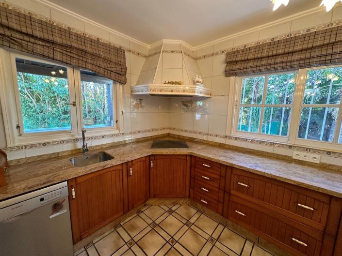 Image No.9-5 Bed Villa / Detached for sale