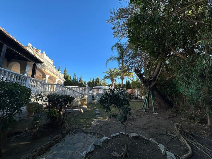 Image No.45-5 Bed Villa / Detached for sale