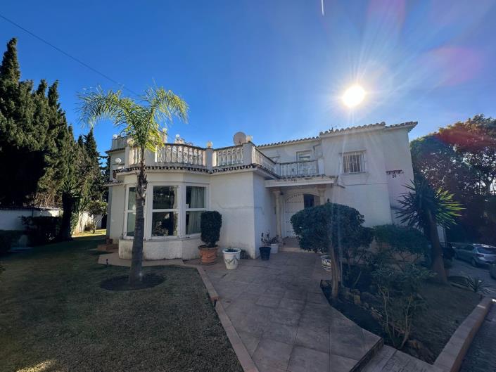 Image No.58-5 Bed Villa / Detached for sale