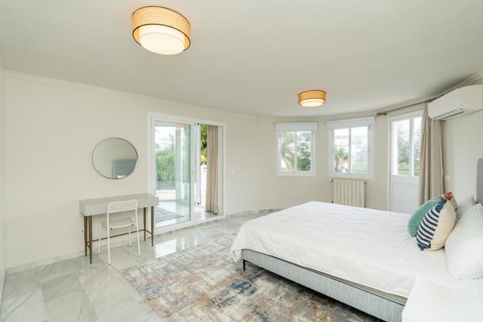 Image No.13-4 Bed Villa / Detached for sale