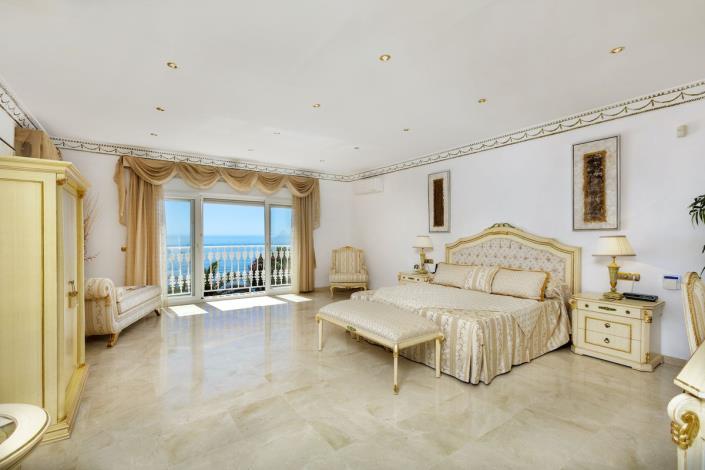 Image No.25-5 Bed Villa / Detached for sale