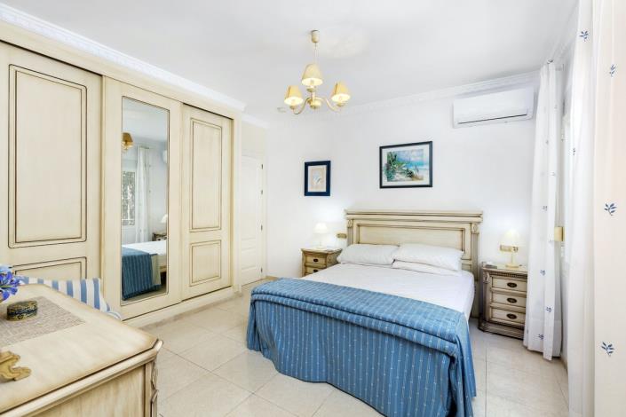 Image No.35-5 Bed Villa / Detached for sale