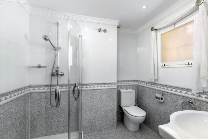 Image No.36-5 Bed Villa / Detached for sale