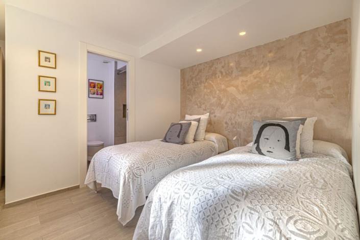 Image No.8-5 Bed Villa / Detached for sale