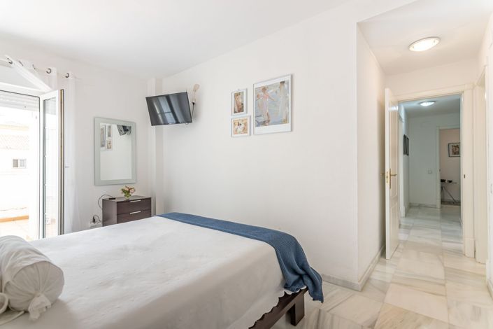 Image No.21-3 Bed Flat for sale