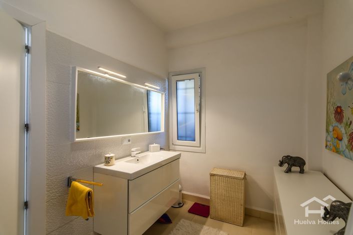 Image No.32-8 Bed Villa for sale