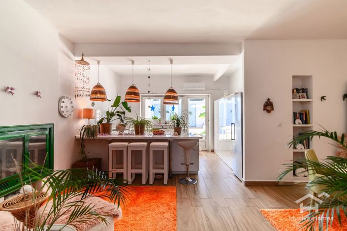 Image No.4-8 Bed Villa for sale