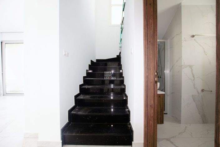 Image No.25-4 Bed House for sale