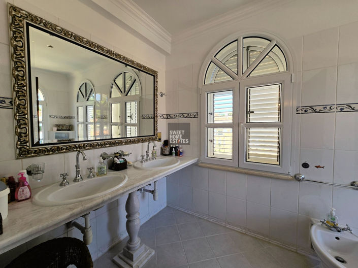 Image No.18-4 Bed House for sale