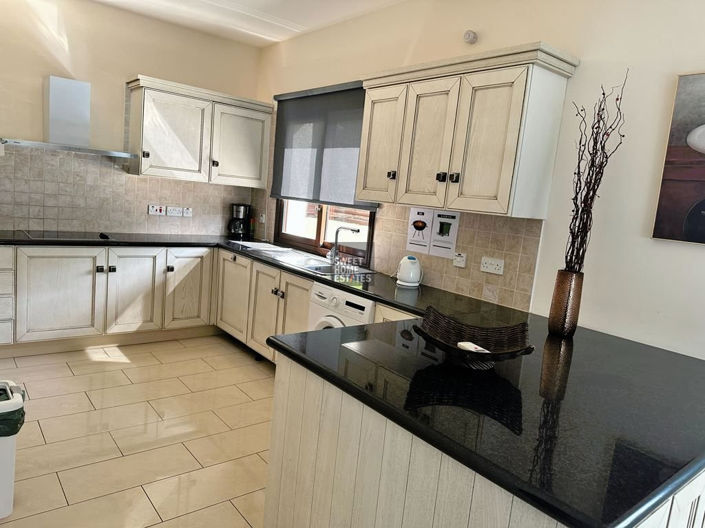 Image No.12-4 Bed House for sale