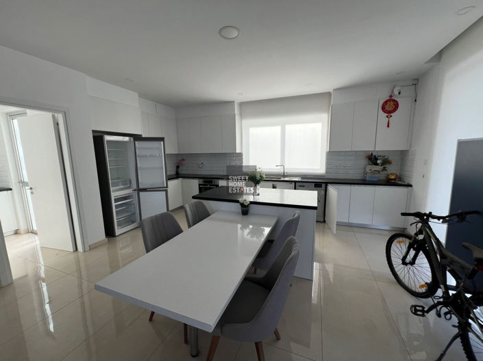 Image No.7-4 Bed House for sale