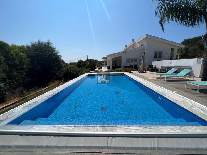 Image No.1-6 Bed House for sale