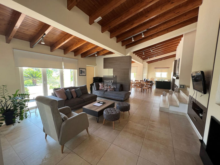 Image No.5-6 Bed House for sale