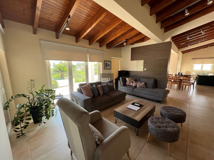 Image No.6-6 Bed House for sale