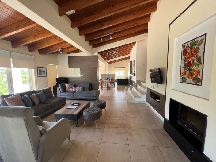 Image No.8-6 Bed House for sale