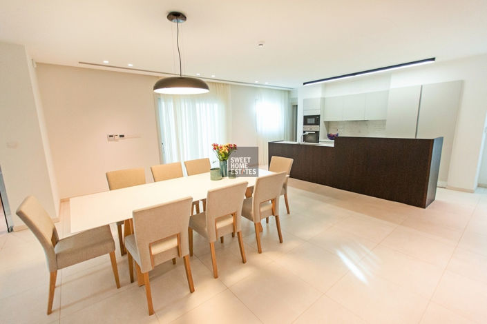 Image No.8-4 Bed House for sale