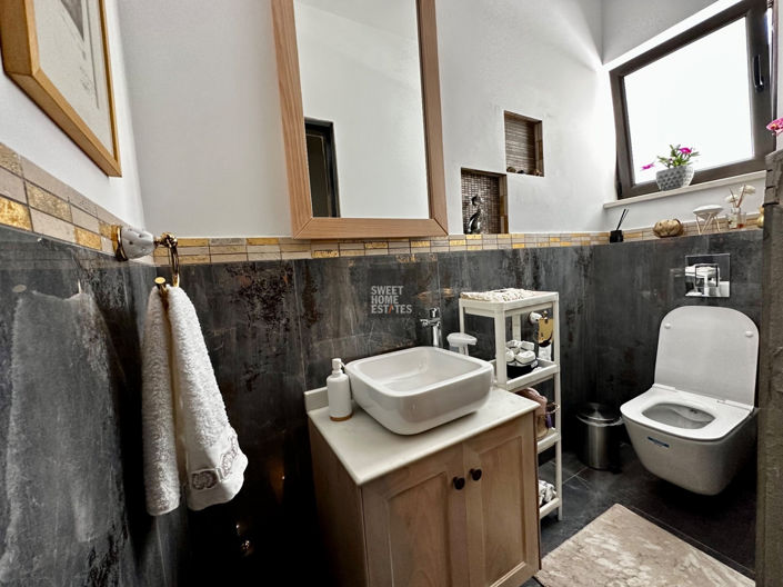 Image No.20-6 Bed House for sale