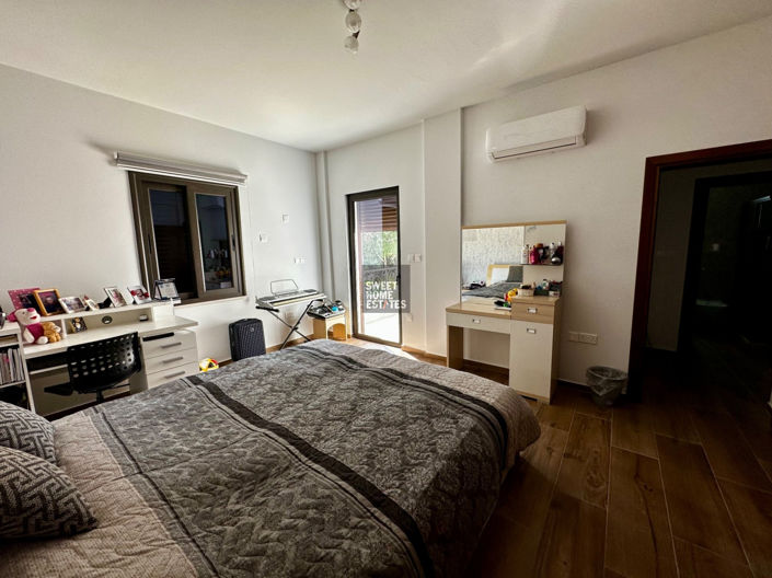 Image No.23-6 Bed House for sale