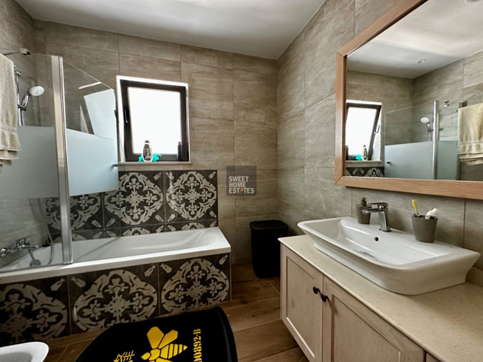 Image No.29-6 Bed House for sale