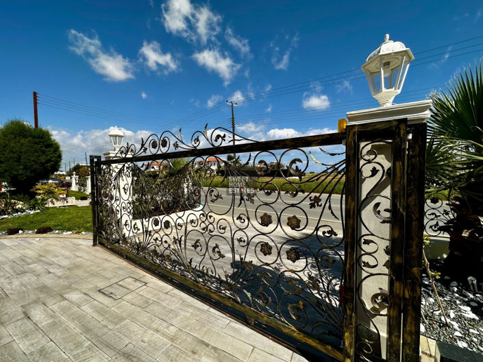 Image No.8-6 Bed House for sale