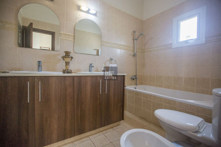 Image No.12-3 Bed House for sale