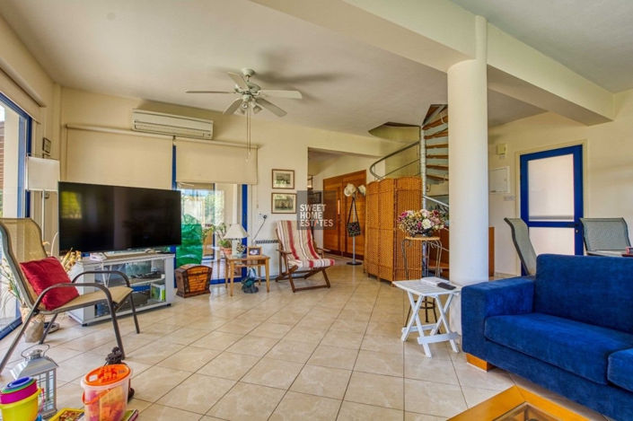 Image No.8-6 Bed House for sale