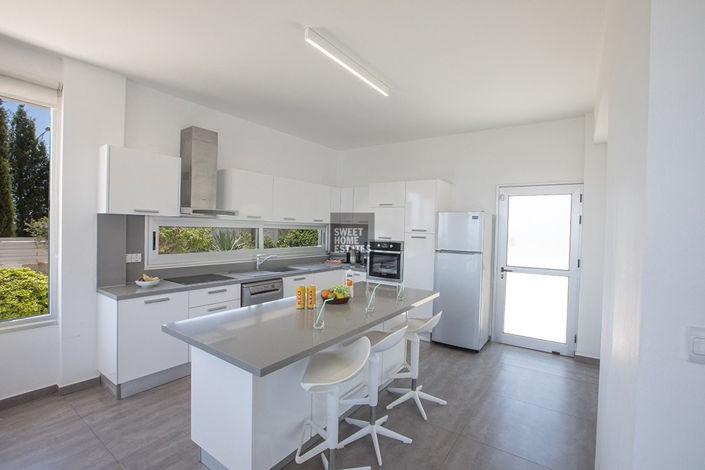 Image No.19-6 Bed House for sale