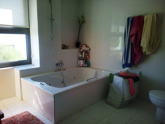 Image No.18-4 Bed House for sale