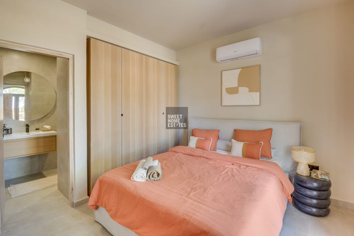 Image No.8-5 Bed House for sale