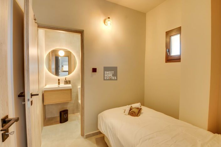 Image No.9-5 Bed House for sale