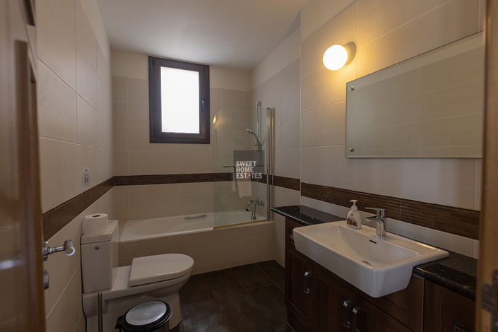 Image No.35-7 Bed House for sale