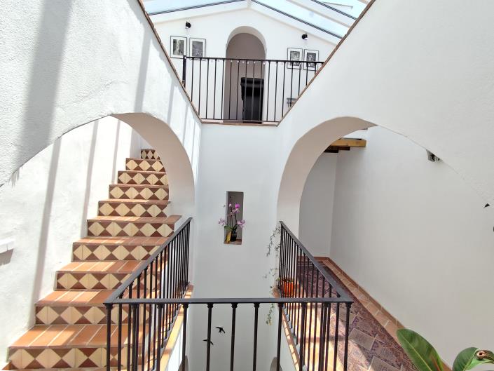 Image No.42-6 Bed Townhouse for sale