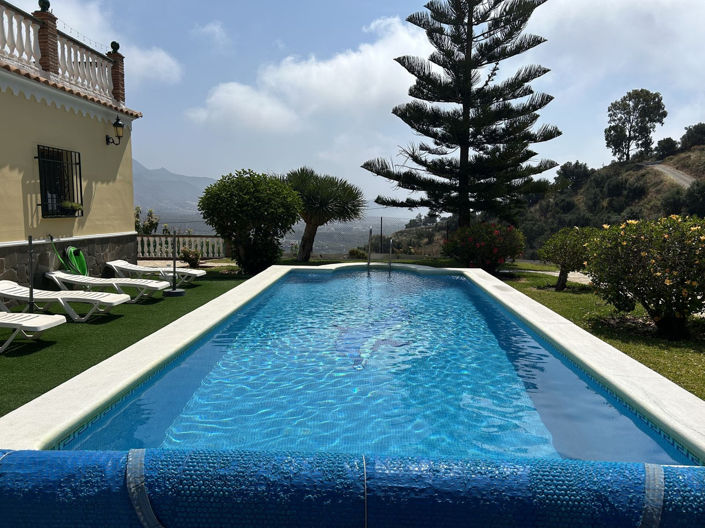 Image No.4-4 Bed Property for sale